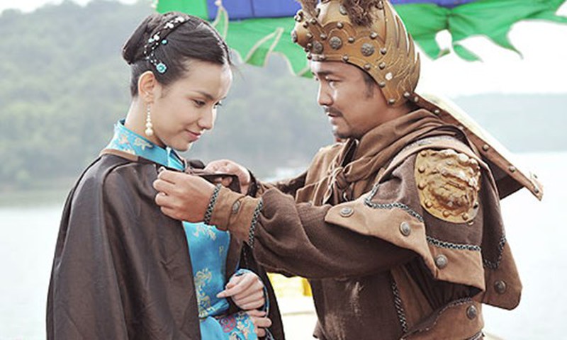 Hình tượng vua Quang Trung và công chúa Ngọc Hân trên phim do diễn viên Lý Hùng và hoa hậu Thùy Lâm thủ vai.