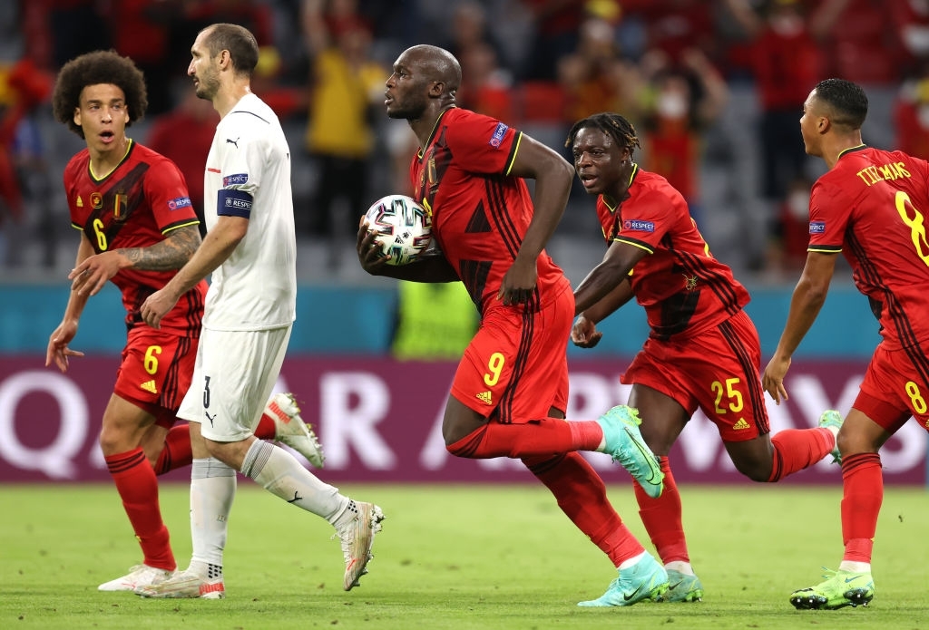  Lukaku thực hiện thành công quả phạt đền rút ngắn tỉ số xuống cho Bỉ.