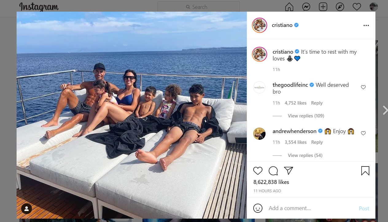 Cristiano Ronaldo khoe ảnh nghỉ ngơi bên gia đình nhưng vẫn khiến dân tình "xốn xang" bởi thần hình "chuẩn đét", xứng đáng là "ông vua MXH"