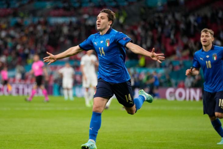 Federico Chiesa ghi bàn mở tỉ số cho Italia.