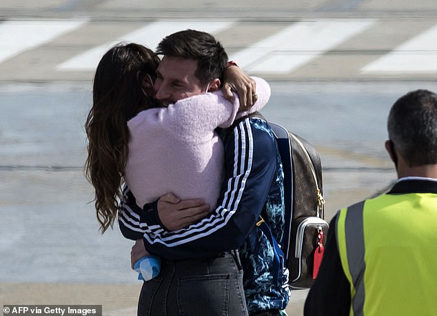 Vợ Messi ra tận sân bay đón chồng.
