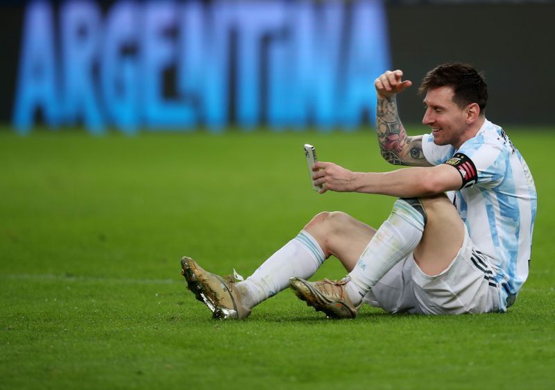 Messi gọi điện về cho vợ con sau khi chiến thắng trong trận chung kết Copa America.