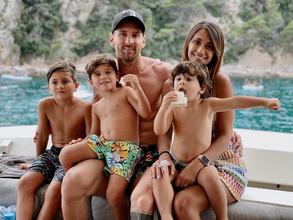 Gia đình hạnh phúc của Messi bên vợ và 3 cậu con trai.