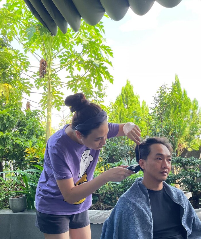 Đàm Thu Trang khéo léo cắt tóc cho chồng.