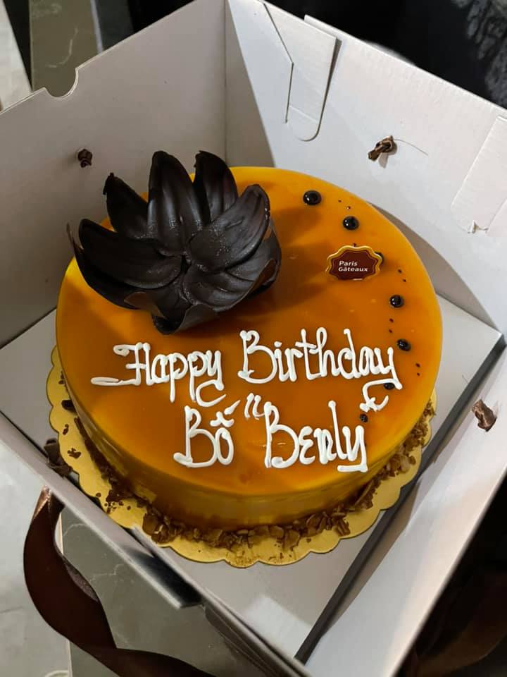 Chiếc bánh sinh nhật với dòng chữ 'đáng nghi ngờ'.