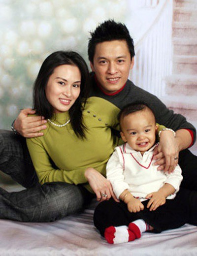 Lam Trường bên vợ cũ Ý An và con trai Kiến Văn. 