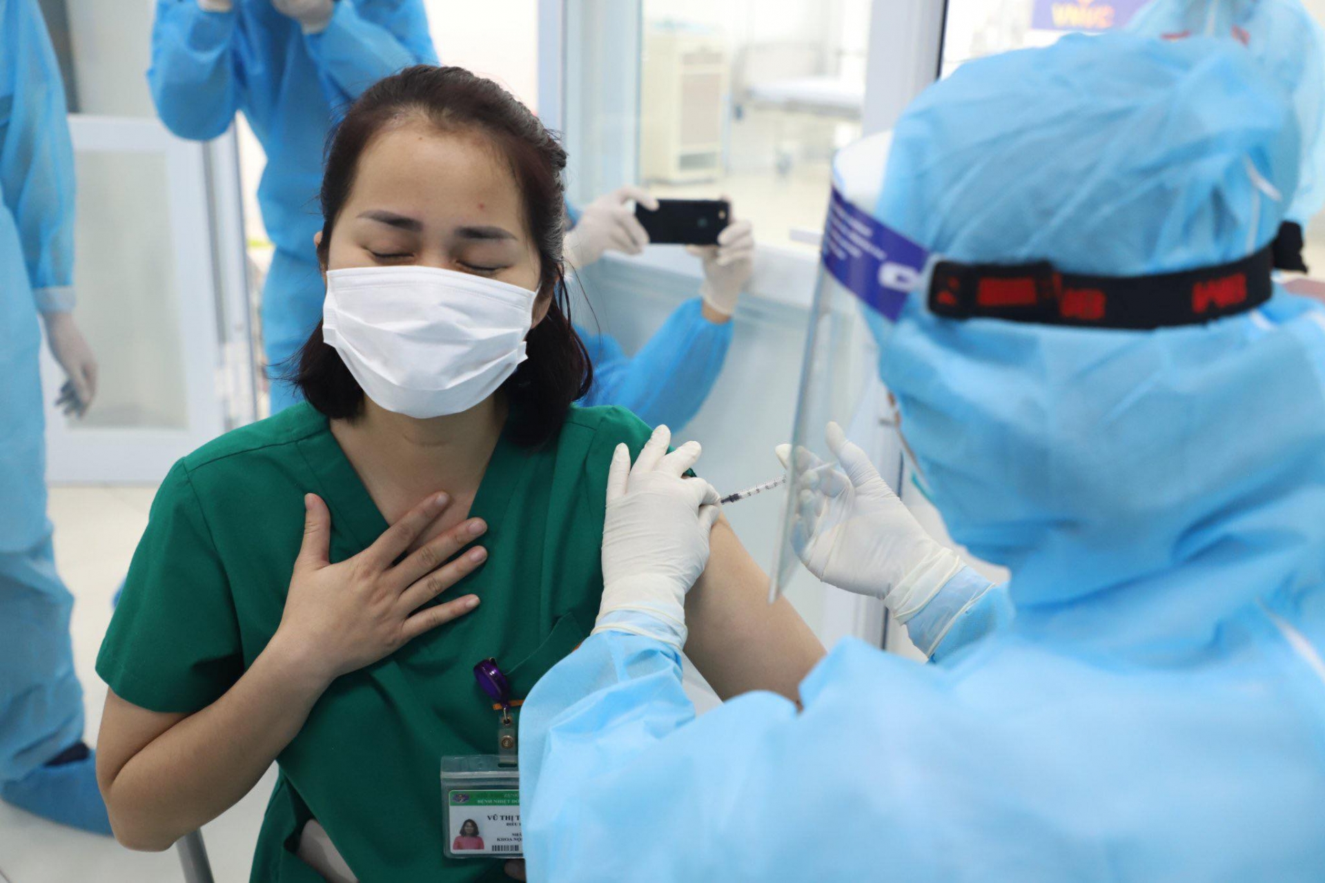  Danh sách 16 nhóm đối tượng được ưu tiên tiêm chủng vaccine COVID-19 tại Việt Nam - Ảnh 3