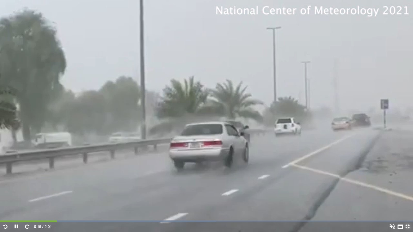 Mưa đã rơi xối xả giữa mùa hè nóng hơn 50 độ tại UAE.