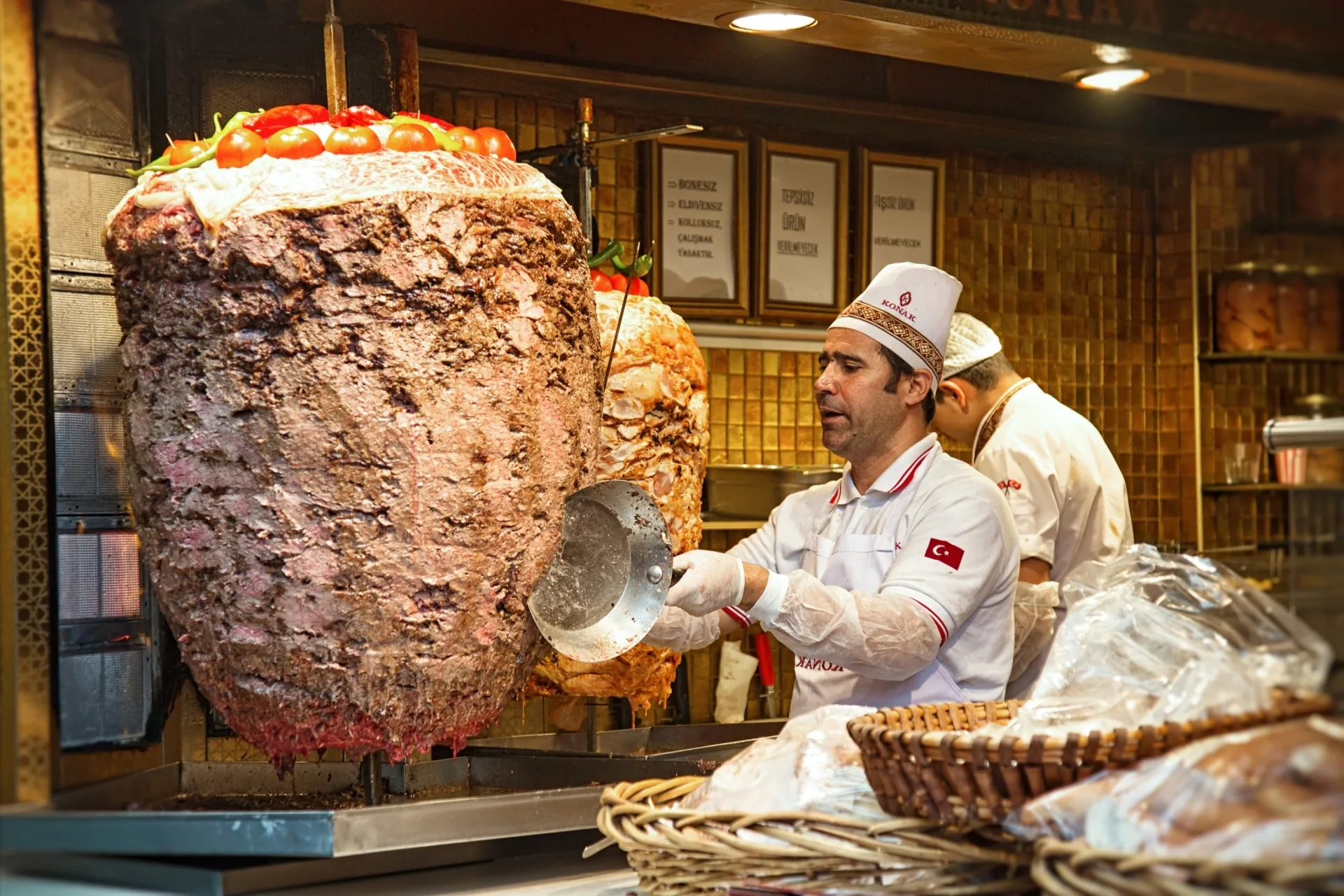 Mùa dịch bỗng nhớ Doner kebab - huyền thoại bánh mì Thổ Nhĩ Kỳ ghi dấu ấn sâu đậm tại Việt Nam - Ảnh 1