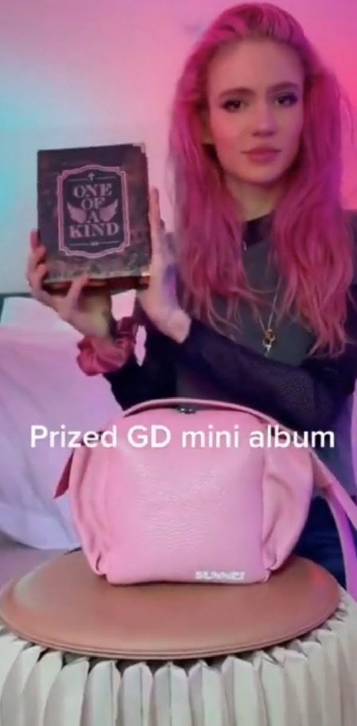 Nữ ca sĩ Grimes luôn mang album One Of A Kind của G-Dragon bên mình. 
