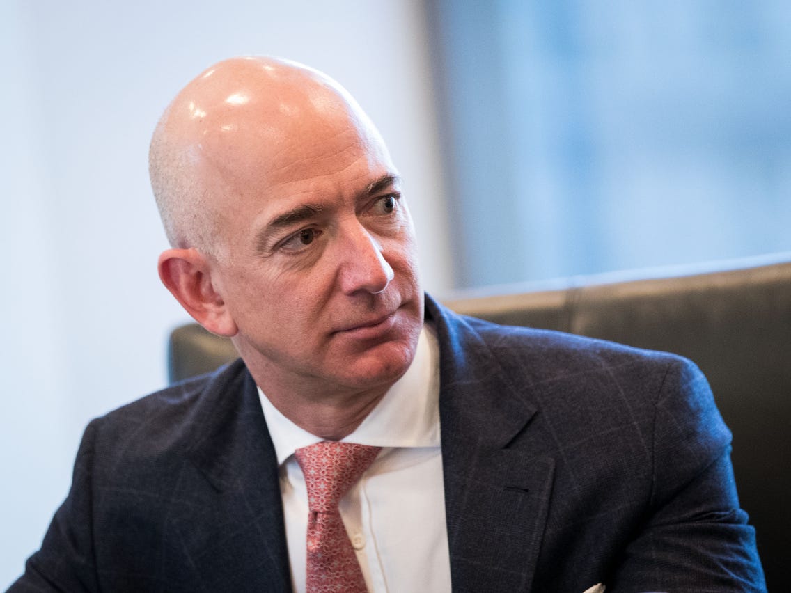 Mất gần 14 tỷ USD sau 24h, Jeff Bezos bị soán ngôi vị người giàu nhất thế giới.