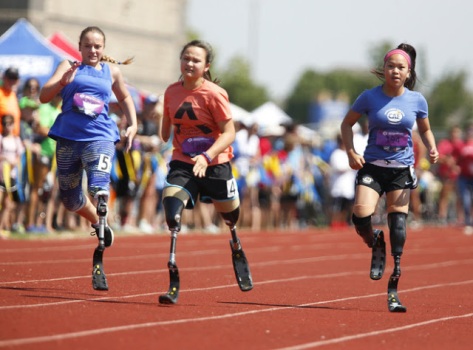 Đỗ Thị Thúy Phượng - cô gái khuyết tật mất hai chân vì bom thành VĐV bơi lội của Mỹ tham dự Paralympic 2020 - Ảnh 9