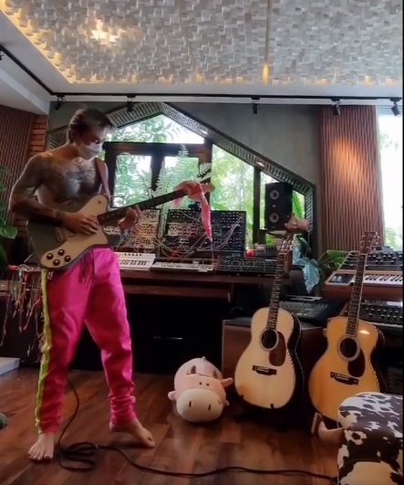 Binz ở nhà khoe tài chơi guitar điện 'xịn sò', diện quần hồng khoe khéo body.