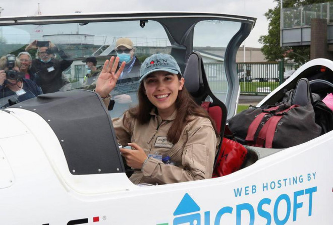 Nữ phi công 19 tuổi thực hiện chuyến bay vòng quanh thế giới một mình - Ảnh 3