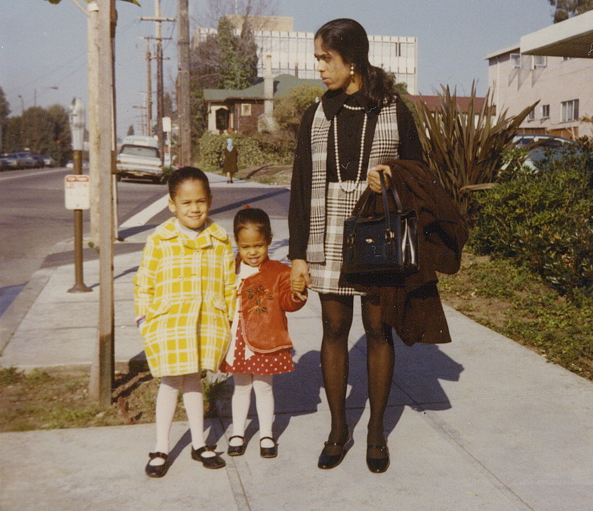 Kamala và em gái cùng mẹ chuyển đến Montreal, Canada.