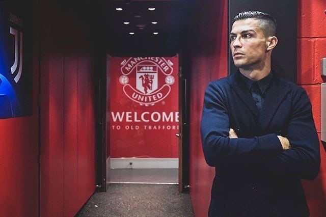 Cristiano Ronaldo chính thức trở lại khoác áo MU.