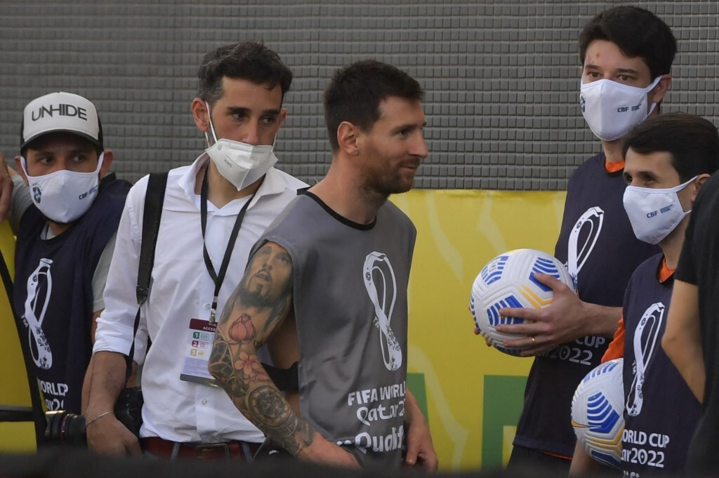 4 cầu thủ Argentina bị tạm giữ ngay trong trận đấu "siêu kinh điển" với Brazil vì khai báo y tế gian dối