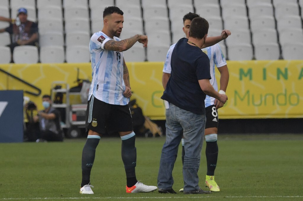 Các cầu thủ Argentina phản ứng dữ dội.