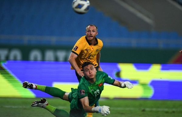 Bị thủng lưới nhưng Văn Lâm vẫn thi đấu tốt trước Australia.