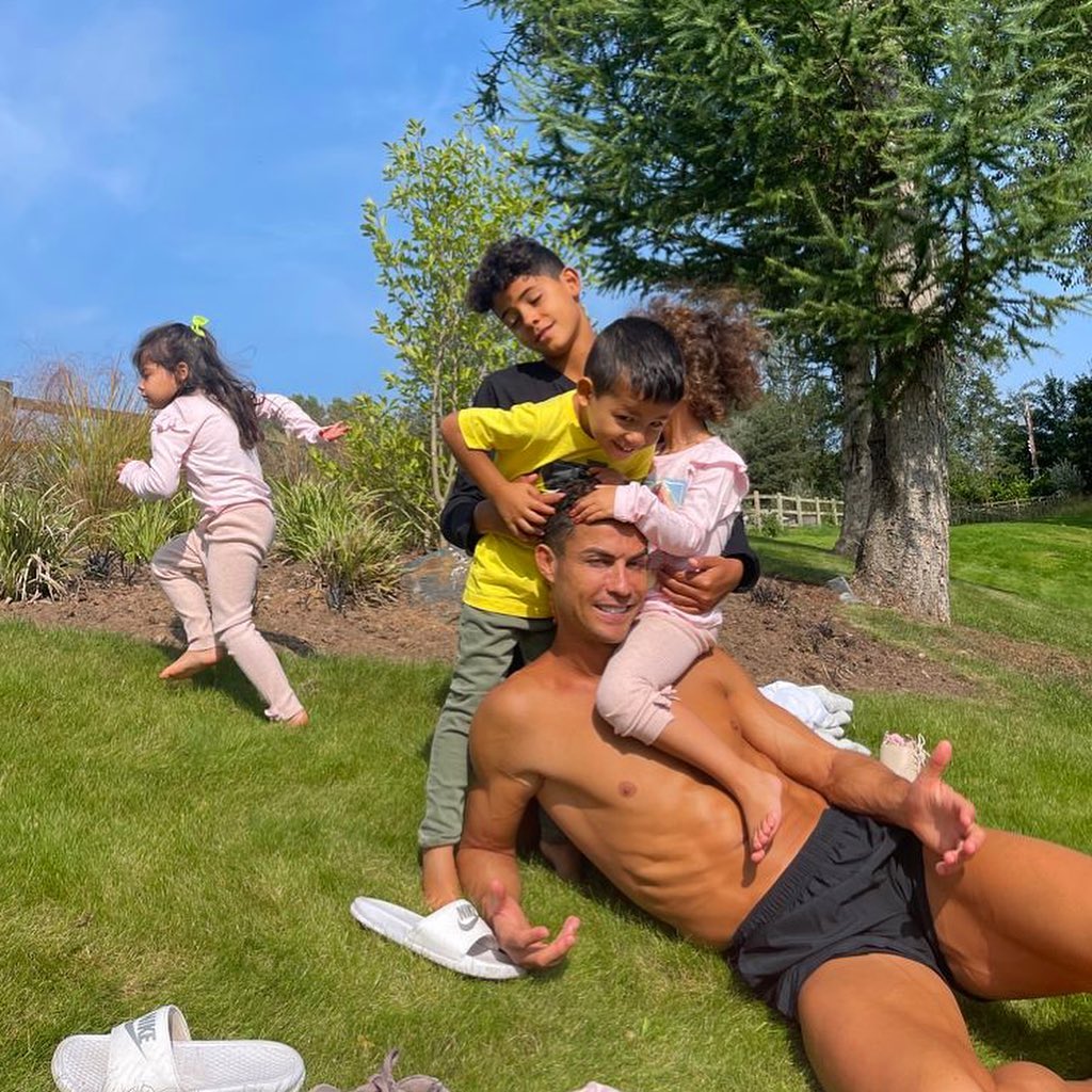 Ronaldo có một gia đình đông đúc với 4 người con.