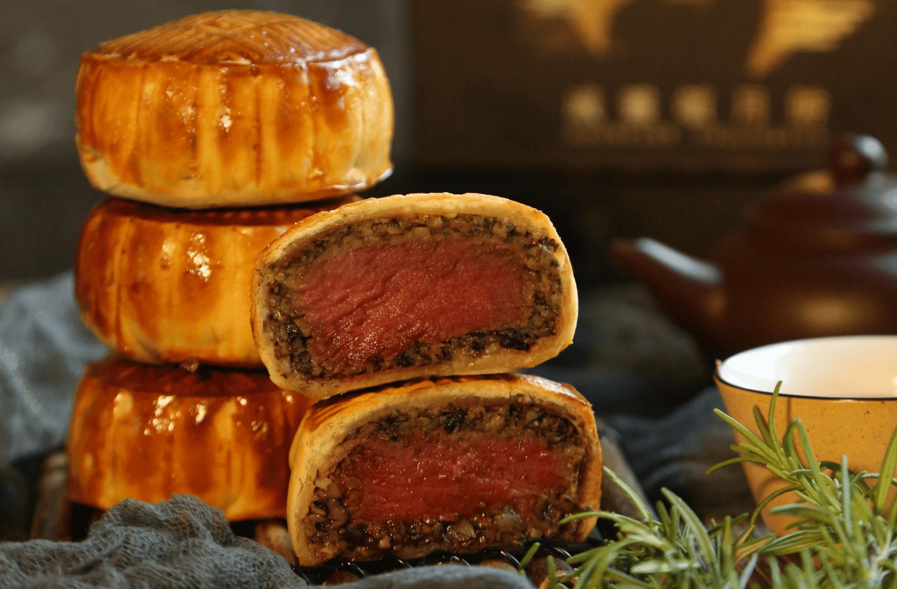 Bánh Trung thu "phiên bản giới hạn" nhân thịt bò Wellington có giá 1,6 triệu đồng/cặp