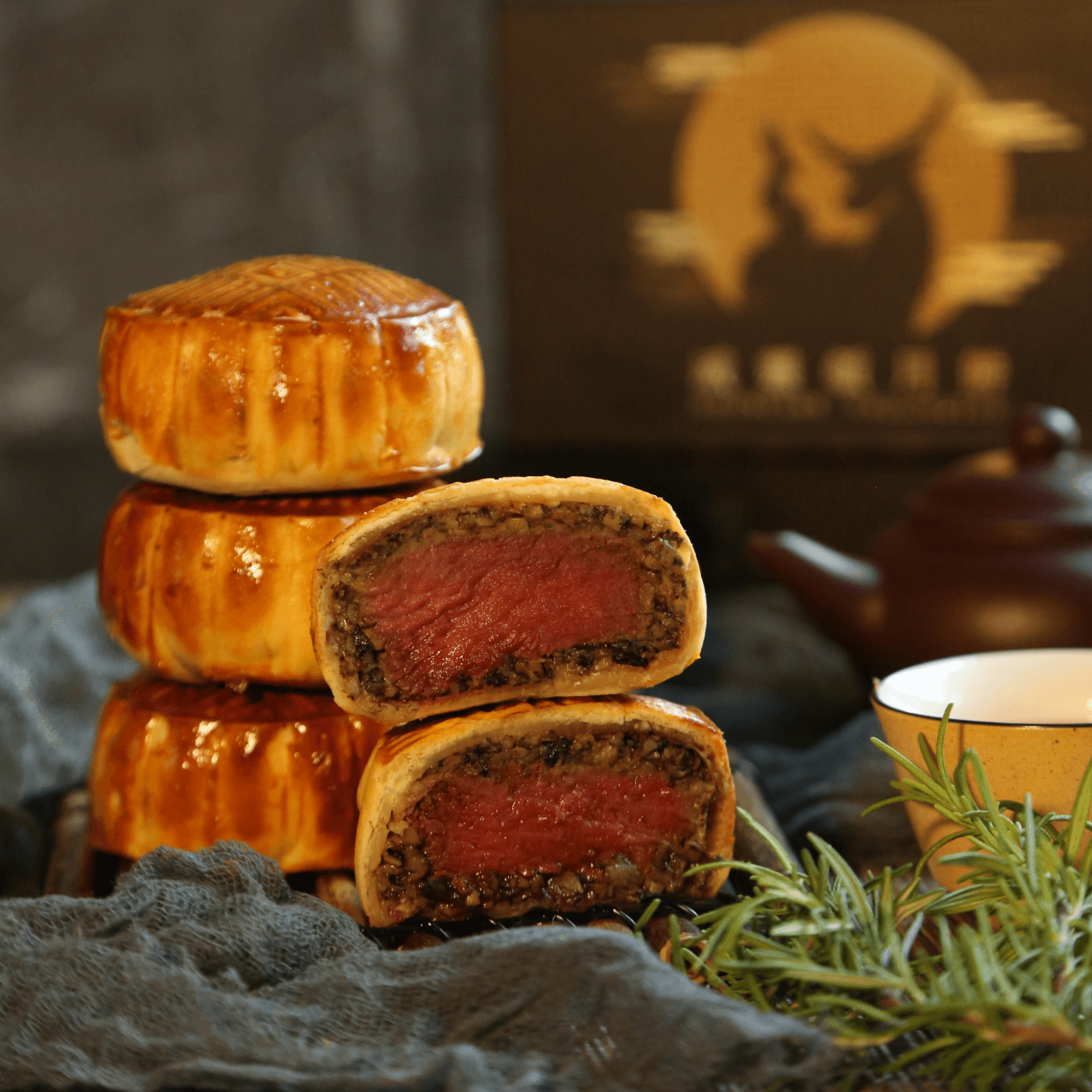 Bánh Trung thu 'phiên bản giới hạn' nhân thịt bò Wellington có giá 1,6 triệu đồng/cặp.