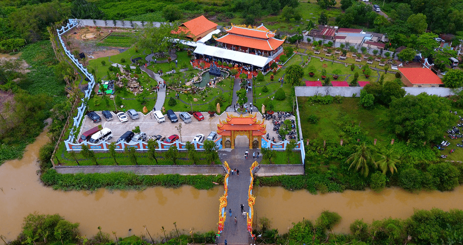Đền thờ tổ nghề Tâm Linh Việt của Hoài Linh.