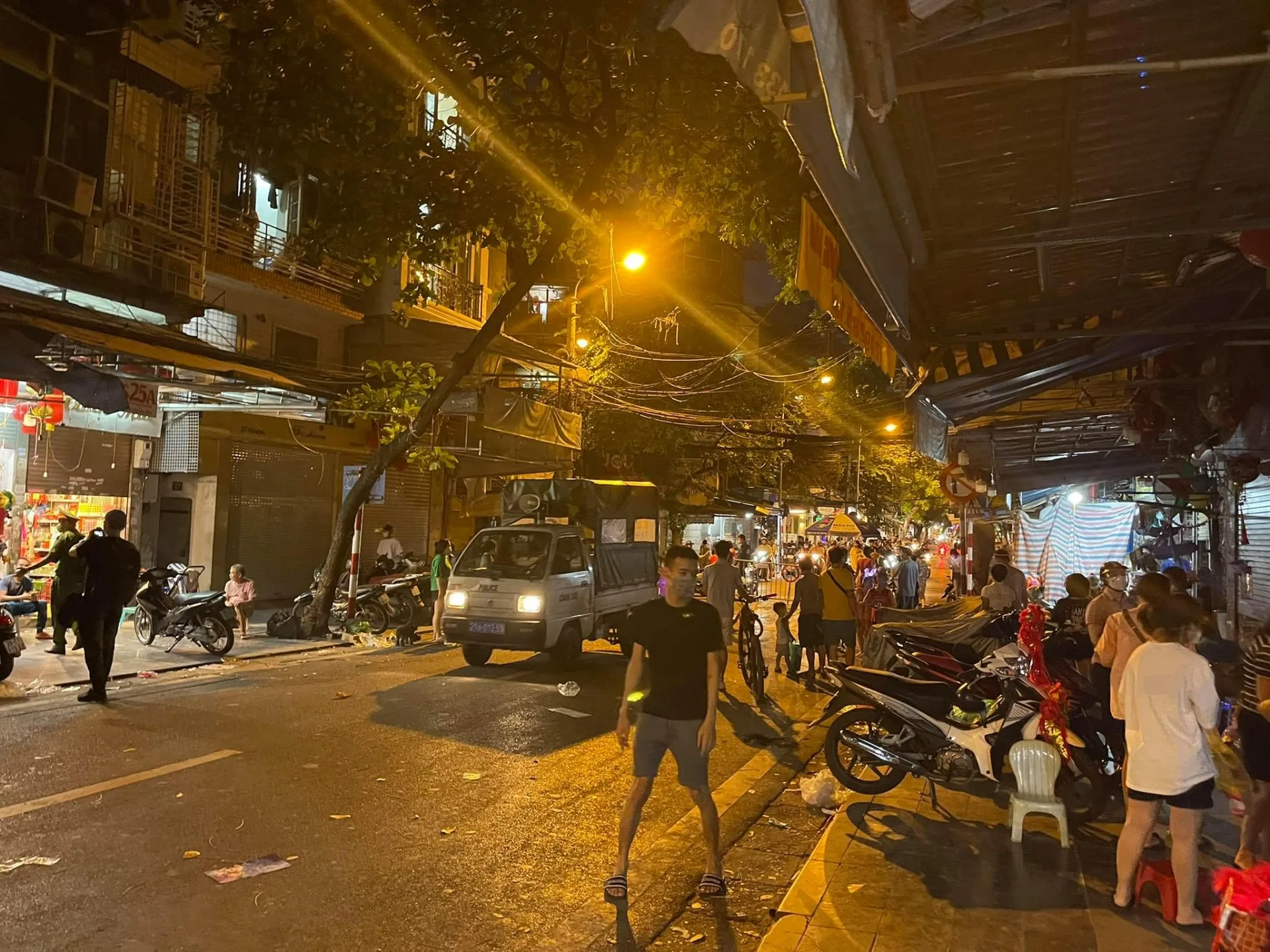 Hàng Mã tối trung thu: Người dân 