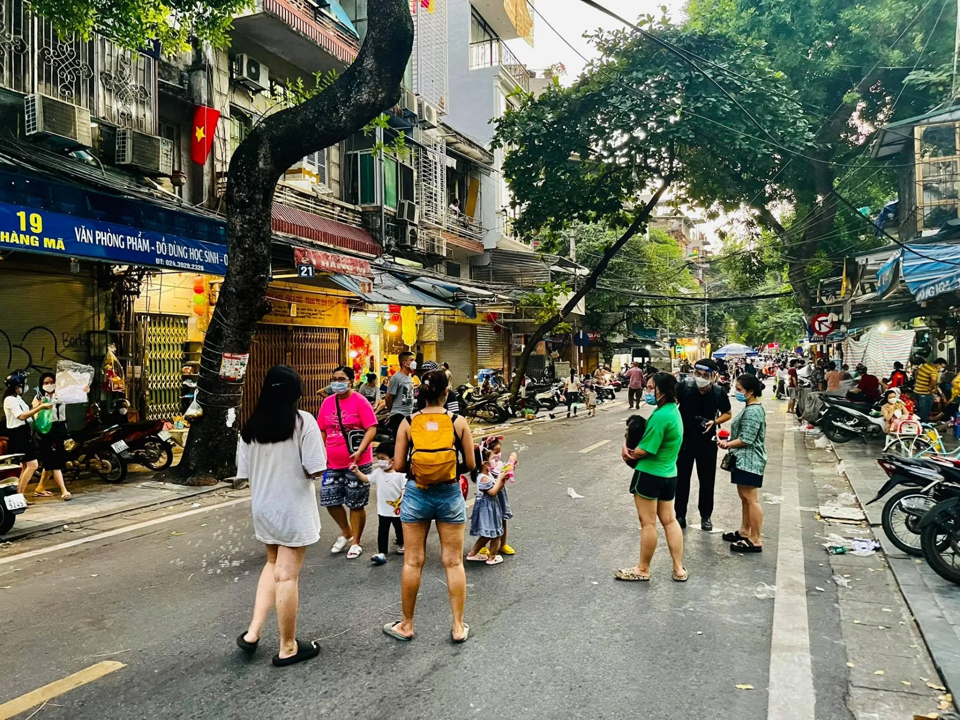 Hàng Mã tối trung thu: Người dân 