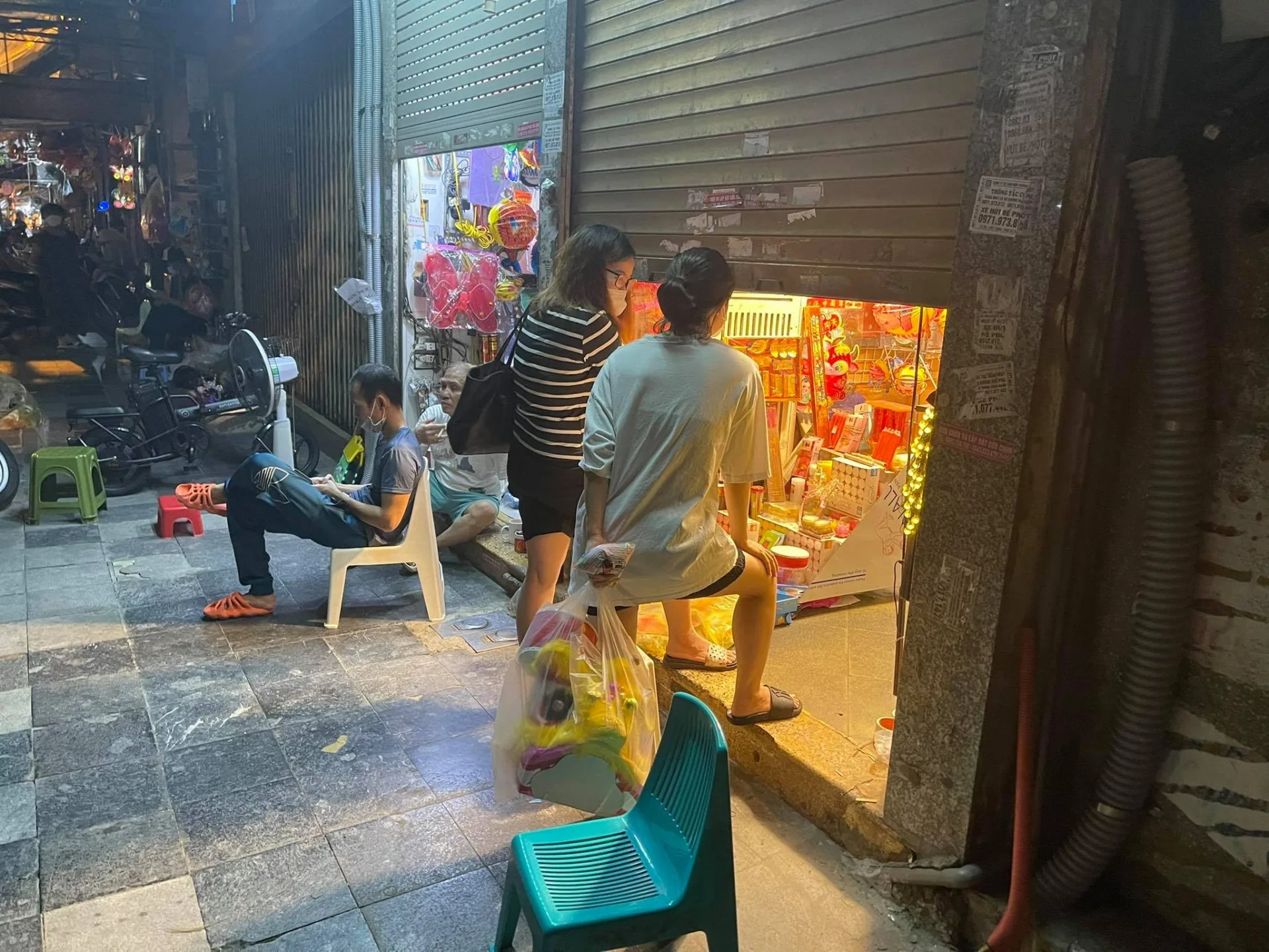 Hàng Mã tối trung thu: Người dân 