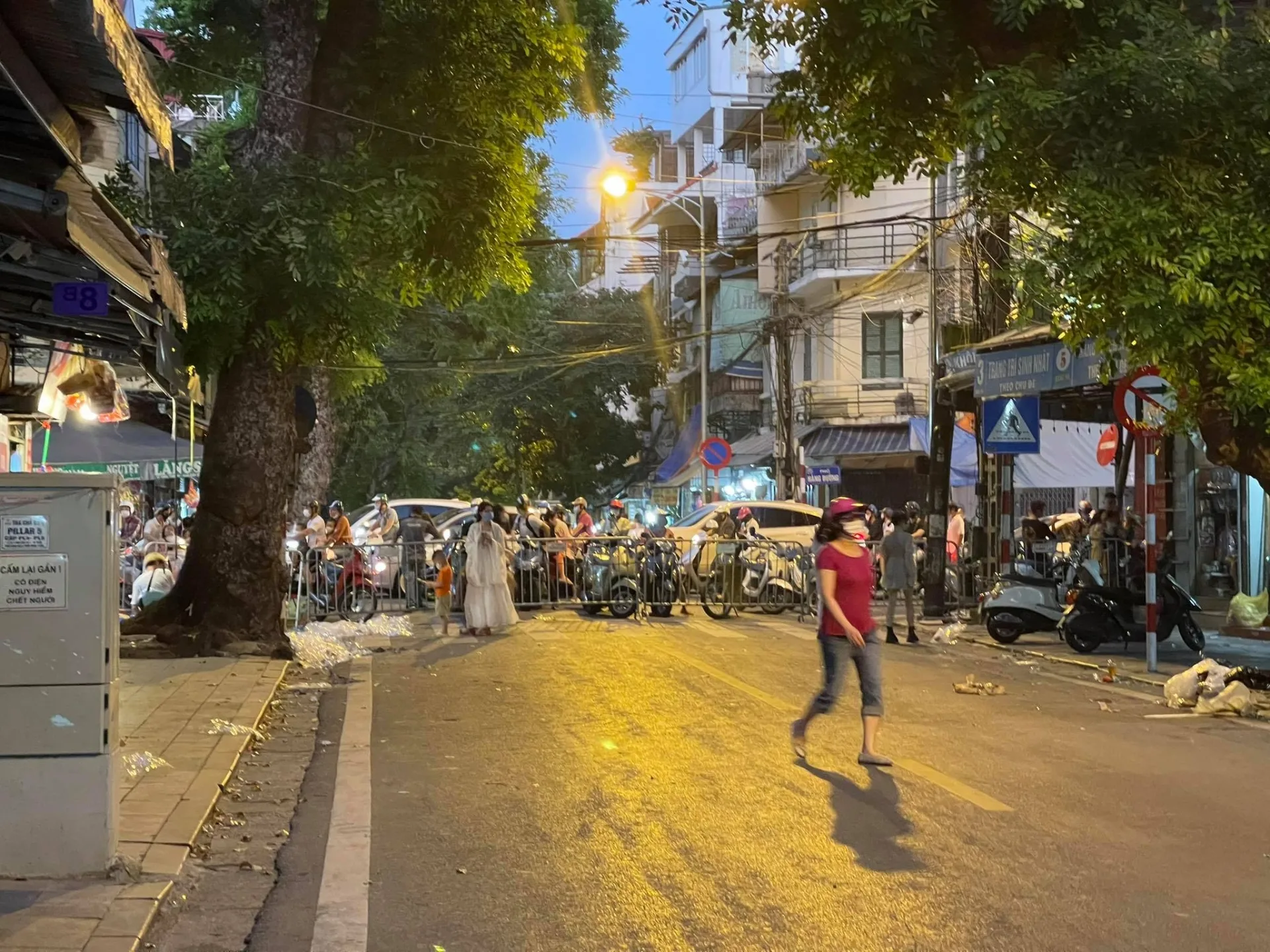 Hàng Mã tối trung thu: Người dân 
