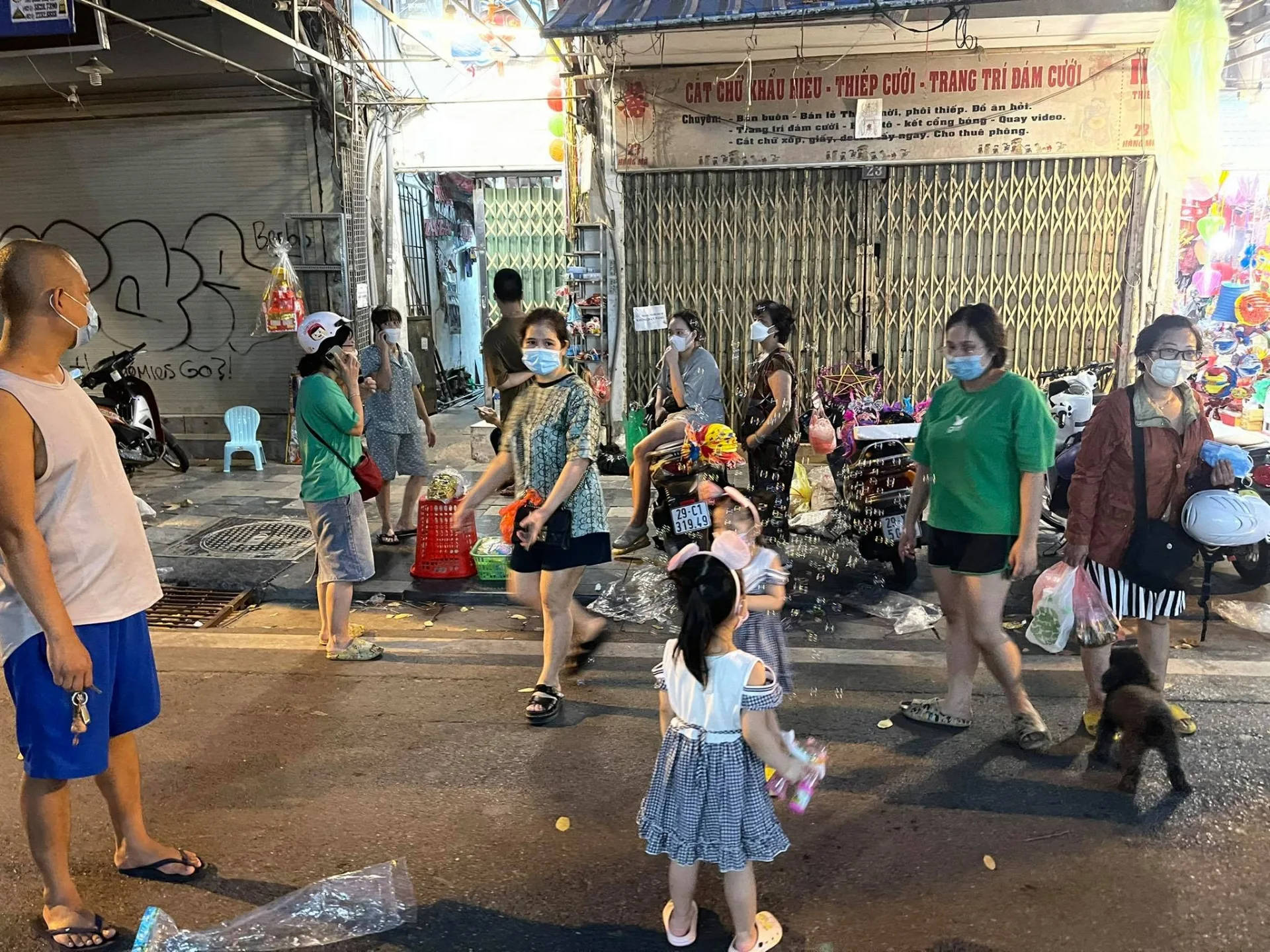 Hàng Mã tối trung thu: Người dân 