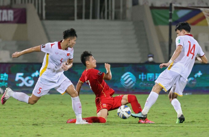 Thanh Bình (số 5) chơi không tốt sau khi vào sân thay người.