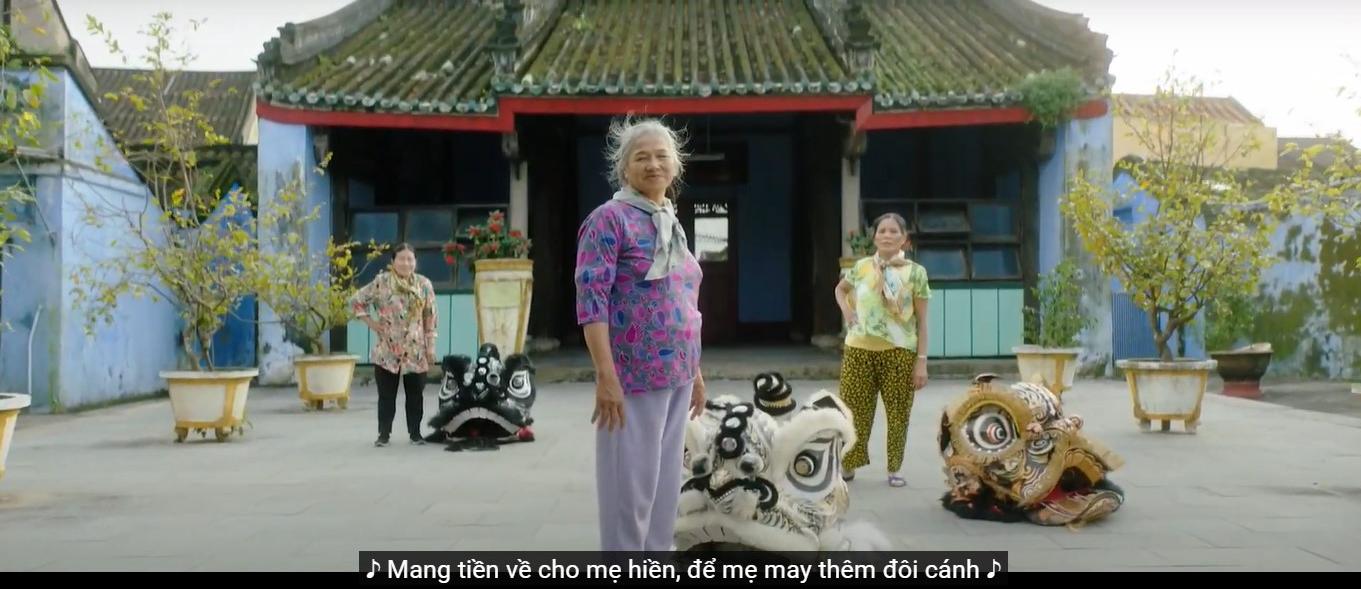 Đen Vâu 'chạm' cảm xúc của hàng vạn người con đất Việt  với 'Đem tiền về cho mẹ' - Ảnh 8