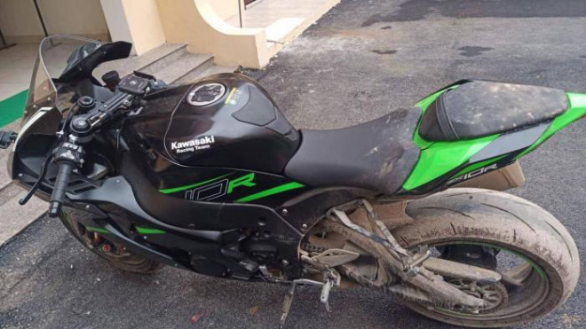 Siêu xe Kawasaki ZX 10R tang vật đang nằm ở trụ sở cơ quan điều tra.