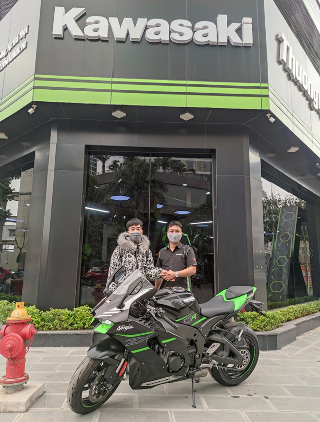 Showroom nơi bán Kawasaki ZX 10R cho đối tượng Nam.