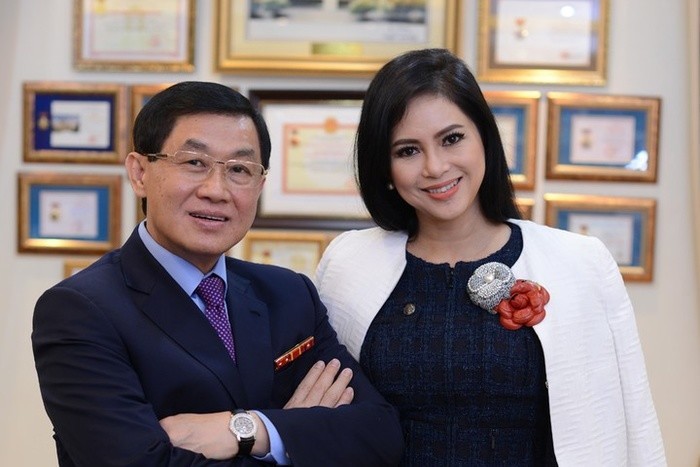 Ông Johnathan Hạnh Nguyễn và vợ - bà Thủy Tiên.
