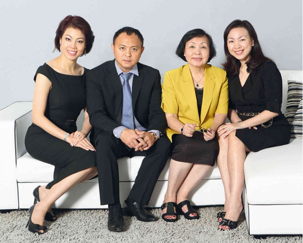 Từ trái qua: Bà Hồng Trang, ông Hoàng Tuấn, bà Nguyễn Thị Sơn và bà Hồng Vân.