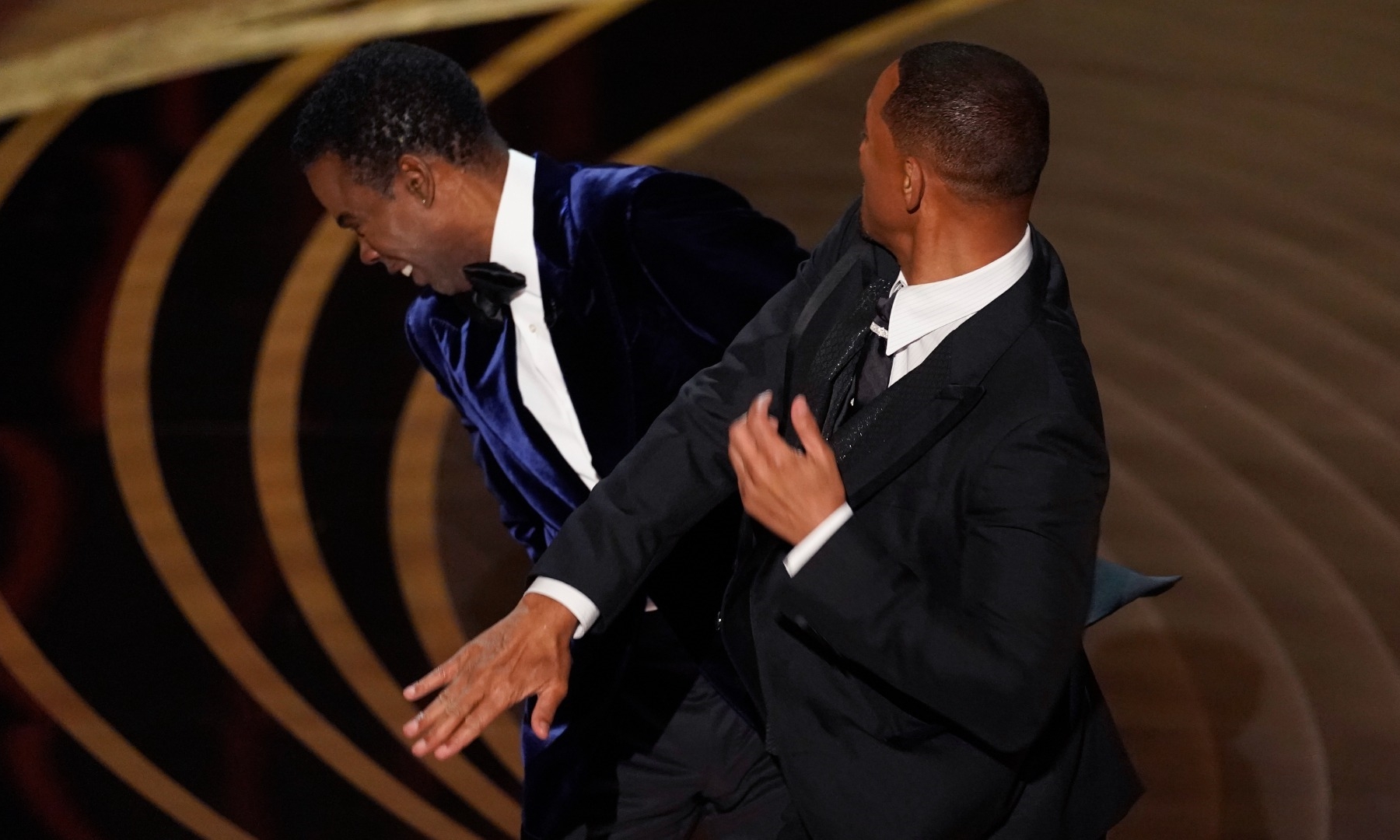 Cú bạt tai 'cháy má' của Will Smith dành cho Chris Rock ngay tại sân khấu trực tiếp Oscar 2022.