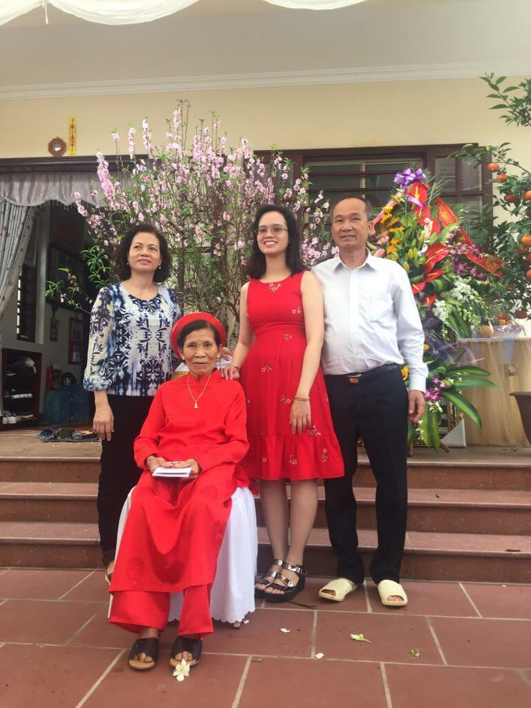 Ông Dương Công Minh và vợ (váy đỏ).