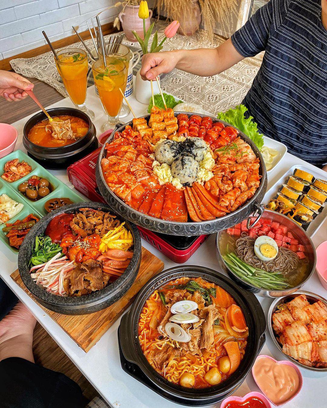 Tokbokki ở đây có nhiều loại: truyền thống, thịt ướp, thịt ướp phô mai, thịt ướp xúc xích chả cá Hàn Quốc. Ảnh Maru Korean.