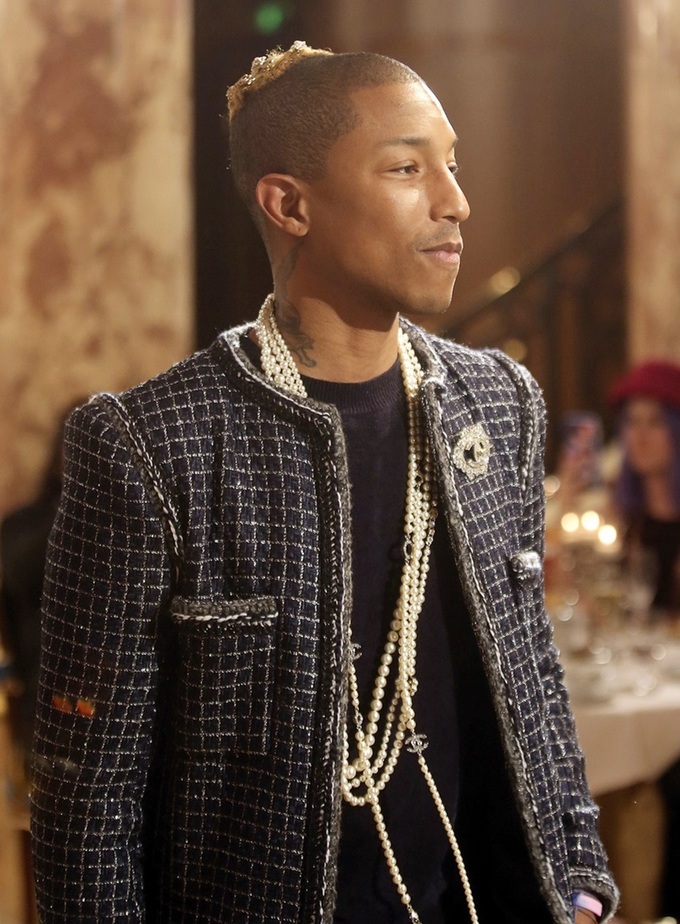 Với chuỗi ngọc trai dài, kích cỡ to nhỏ đan xen gây ấn tượng mạnh, Pharrell Williams là người tiên phong trong xu hướng nam đeo trang sức ngọc trai.