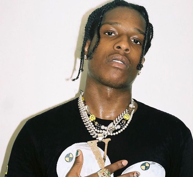 Là một tín đồ của trang sức ngọc trai, rapper A$AP Rocky đã tạo ra sức ảnh hưởng lớn trong giới thời trang với cách phối vòng cổ có phần cá tính và mang đậm sắc màu đường phố.