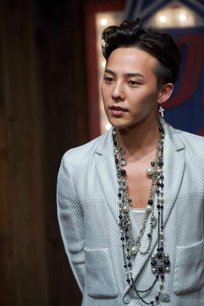 'Ông hoàng Kpop' G-Dragon khiến fan trầm trồ với cách phối vòng ngọc trai hai màu đen, trắng cùng vòng xích dáng dài độc đáo.