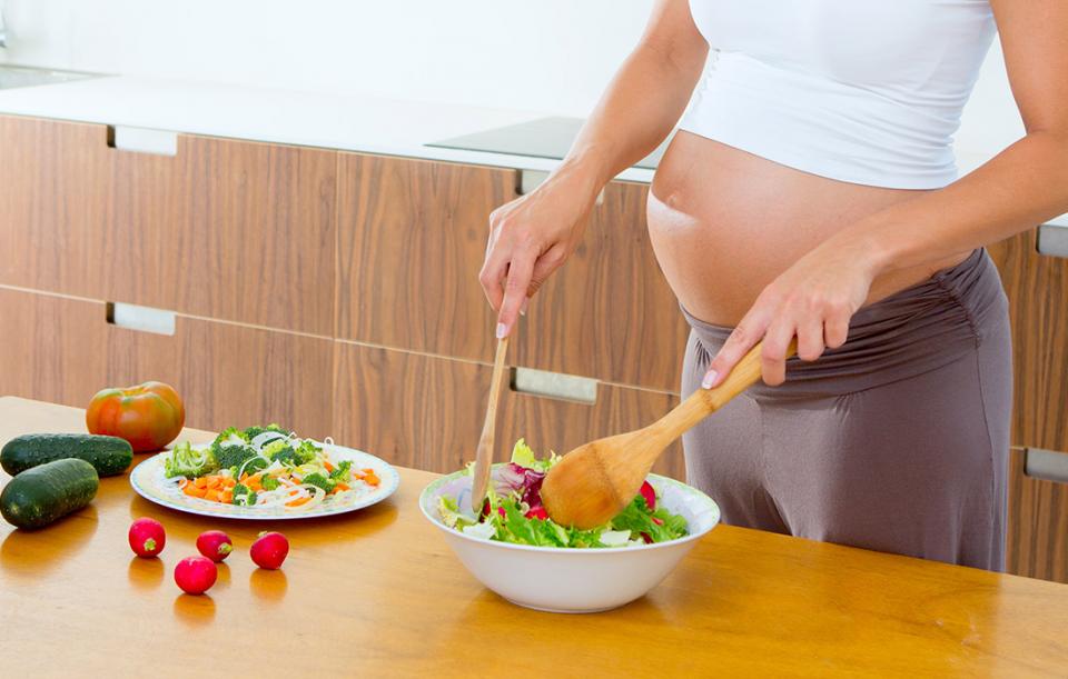 Băn khoăn lớn nhất của số đông về chế độ ăn chay khi đang mang thai là vấn đề thiếu hụt dinh dưỡng.