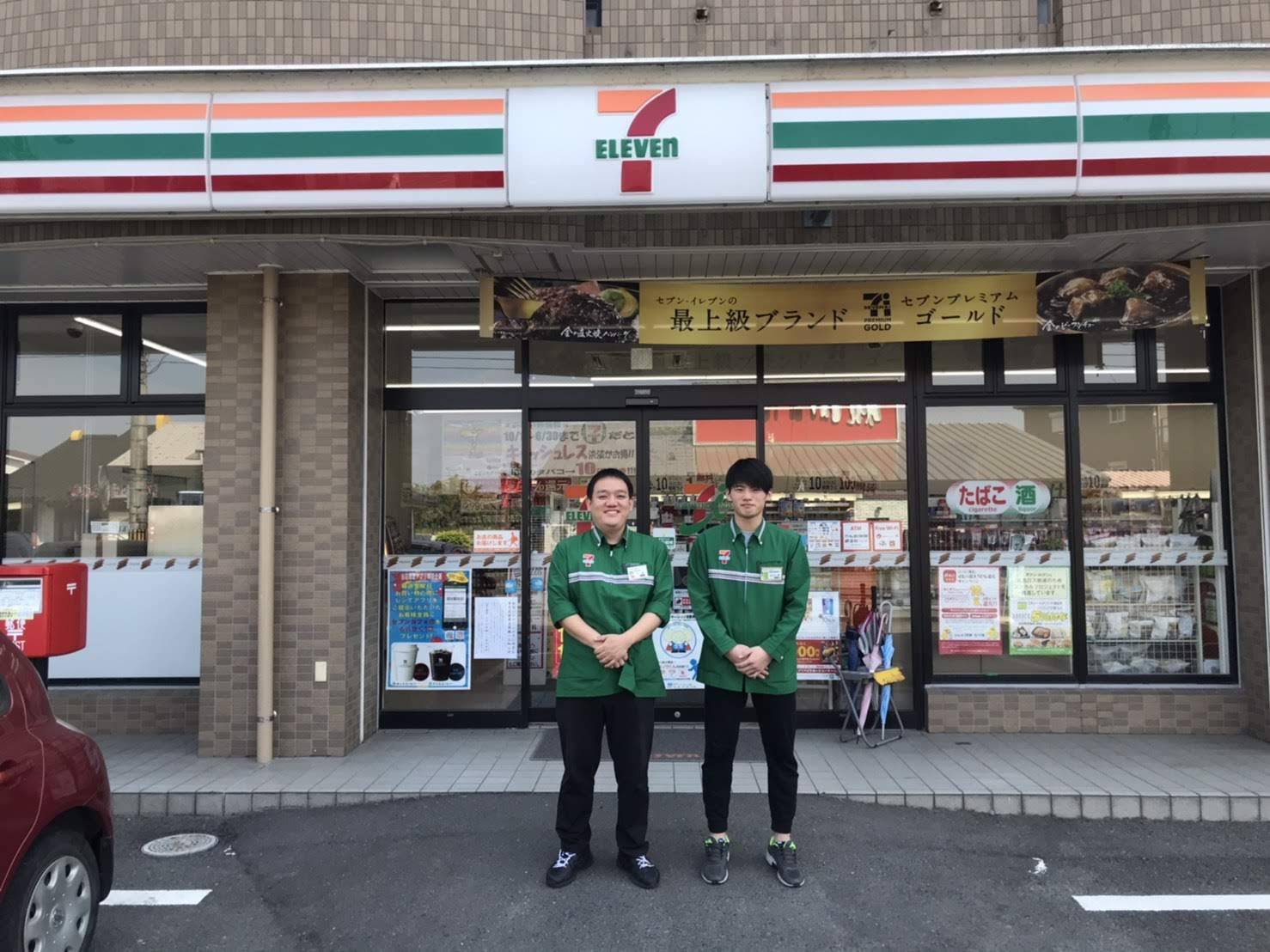 Chủ sở hữu của chuỗi cửa hàng 7-Eleven ở Hioki chia sẻ rằng khách hàng thường mua với số lượng lớn như mì gói và cá ngừ đóng hộp.