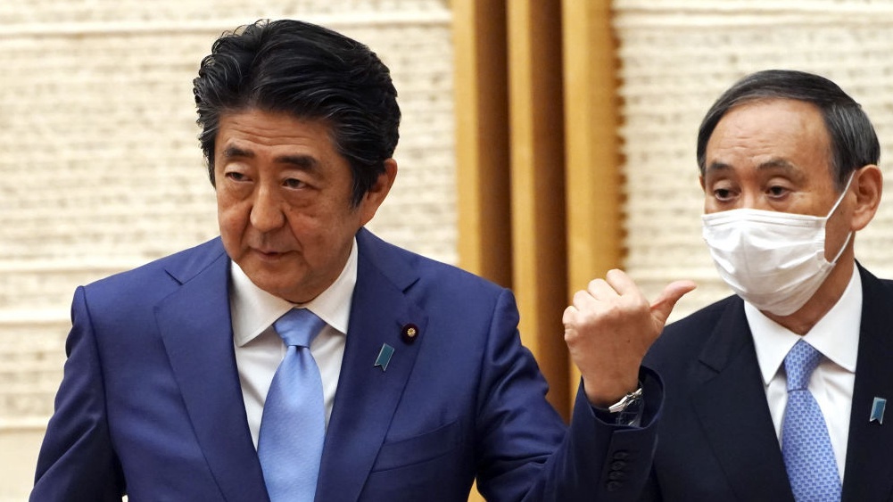 Thủ tướng Shinzo Abe (trái) và ông Yoshihide Suga trong một cuộc họp báo vào ngày 4/5.