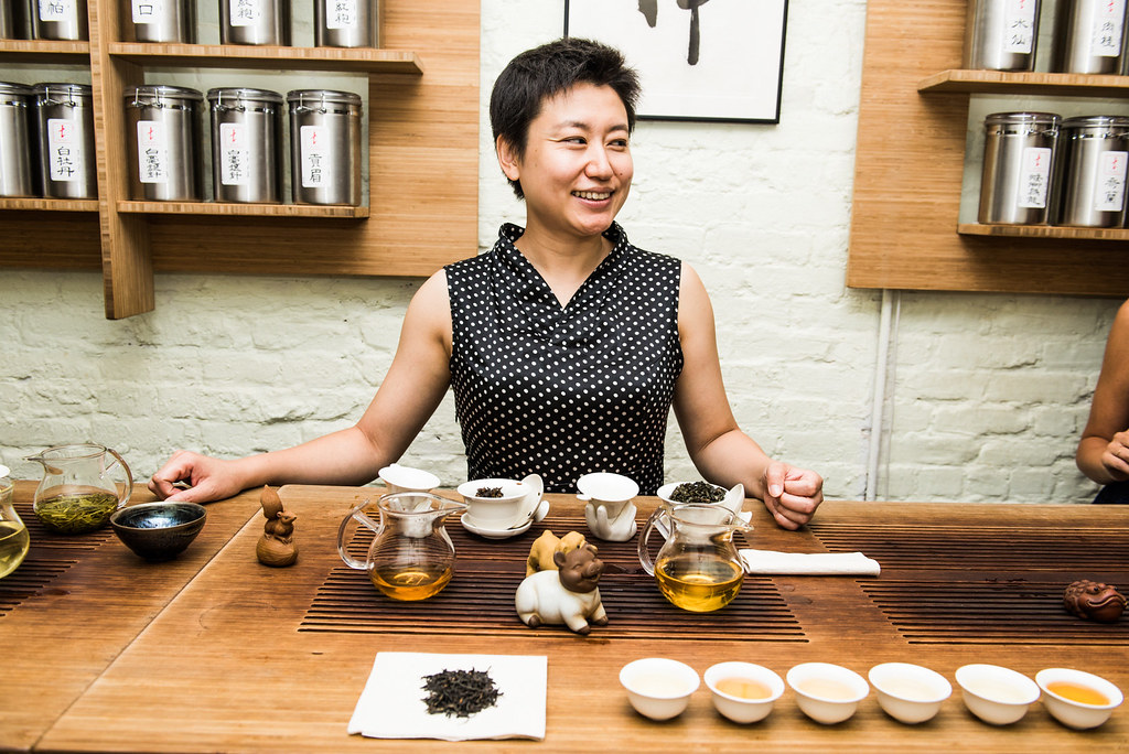 Shunan Teng là chủ một cửa hàng chuyên về trà Trung Hoa cổ truyền tên là Tea Drunk tại New York.