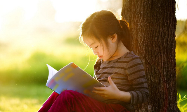 Cha mẹ hãy tạo thói quen cho trẻ đọc 10 phút trước khi ngủ.