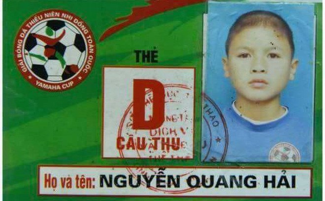 Quang Hải năm 11 tuổi mặc riêng một màu áo, ngồi lạc lõng giữa lứa đàn anh ở HAGL - Ảnh 3